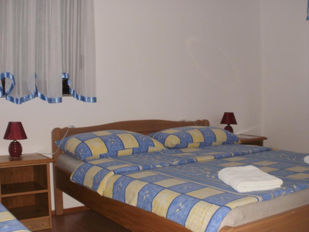 Guest House Korana Quarto foto